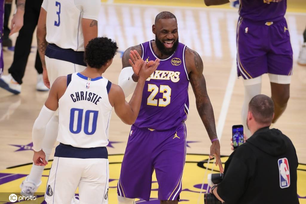 不打背靠背!因左脚伤病管理 詹姆斯今天缺战鹈鹕